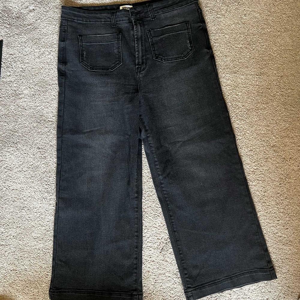Kensie wide leg cropped stretchy jeans! Fits up to. 14/16.